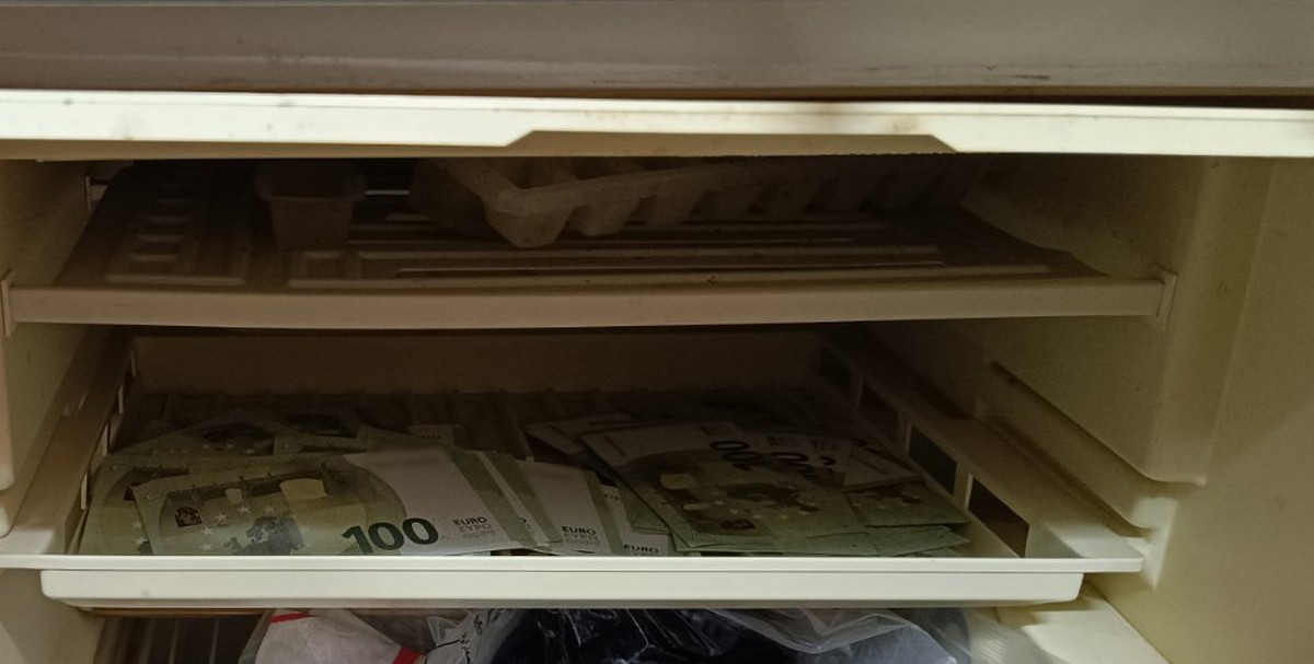 Στα «χέρια» της ΕΛ.ΑΣ ανήλικος στην Κατερίνη – Πάνω από 32.000 ευρώ σε πλαστά χαρτονομίσματα και κάρτες-κλώνους (ΦΩΤΟ)