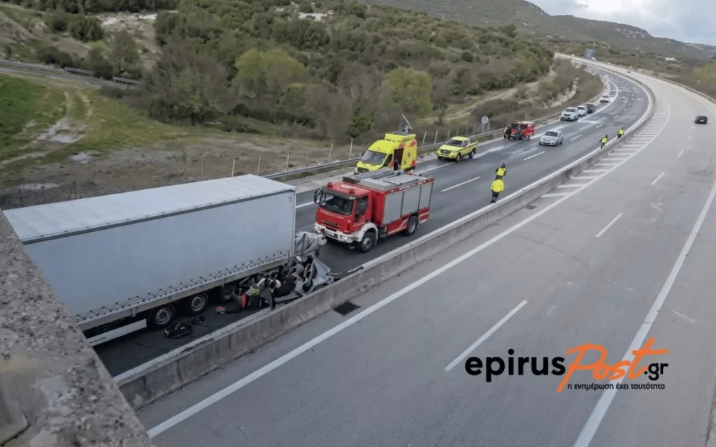 Εγνατία Οδός: Διπλό τροχαίο με δύο νεκρούς, ο ένας υπάλληλος που έσπευσε για βοήθεια – Έκλεισαν και τα δύο ρεύματα (VIDEO)