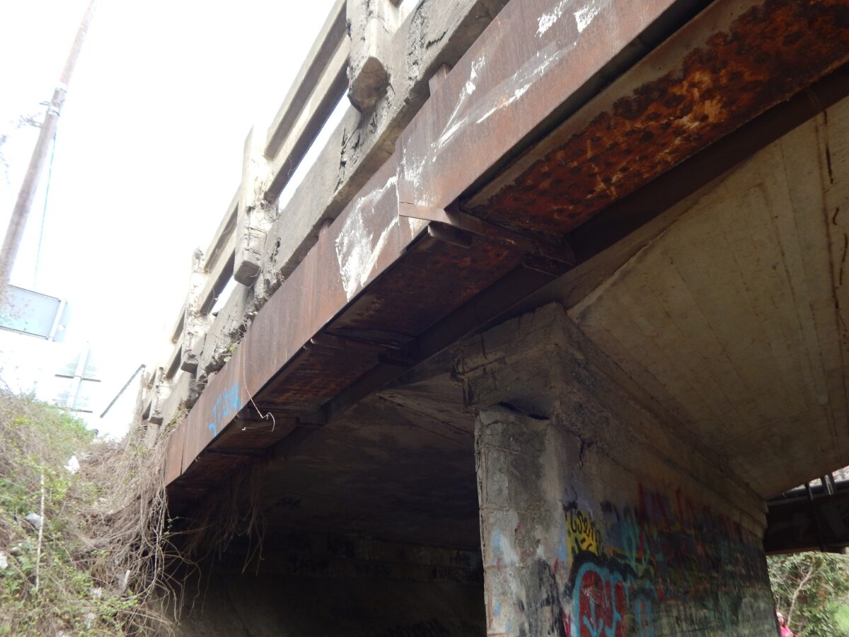 Εικόνες εγκατάλειψης στη γέφυρα του Ελαιορέματος στην Πυλαία (ΦΩΤΟ)