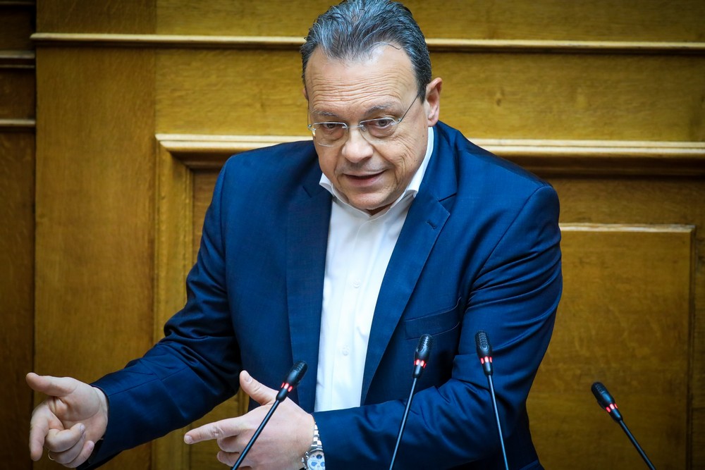 Φάμελλος: «Δεν τα βάζετε με τους νταβαντζήδες και πετάτε πράσινη ενέργεια στη θάλασσα»