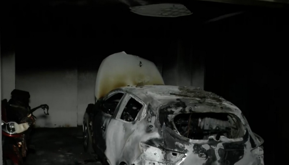 Θεσσαλονίκη: Φωτιά σε πυλωτή – Κάηκε ολοσχερώς αυτοκίνητο (VIDEO)