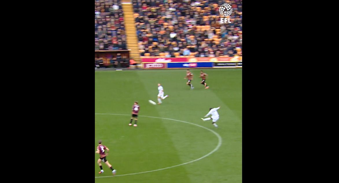 Aπίστευτο γκολ στην Αγγλία: «Κρέμασε» τερματοφύλακα από το… κέντρο (VIDEO)