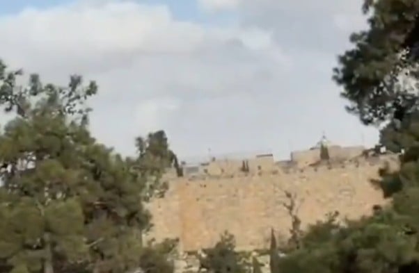 Πύραυλος έπεσε κοντά στον Πανάγιο Τάφο στα Ιεροσόλυμα (VIDEO)