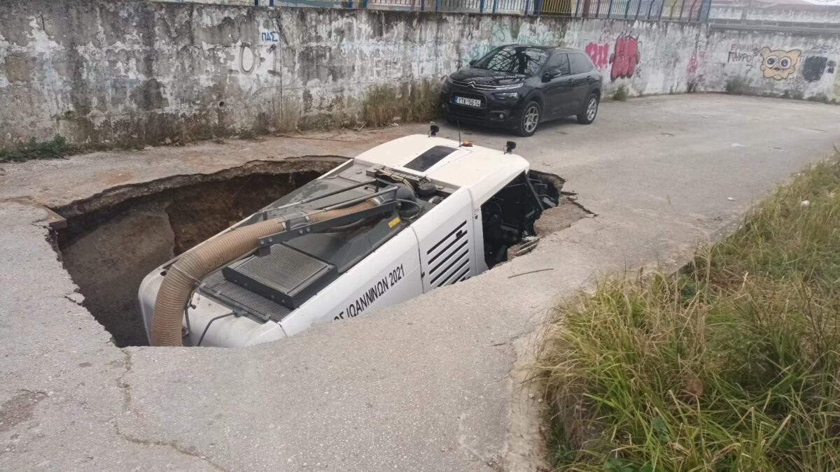Τρύπα σε δρόμο «κατάπιε» όχημα καθαριότητας (VIDEO)