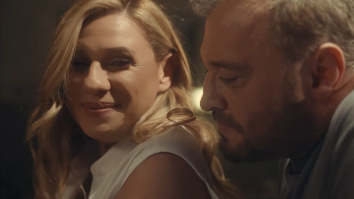 Η «ρομαντική» πασχαλινή διαφήμιση του Jumbo με Φερεντίνο και Καραβάτου (VIDEO)