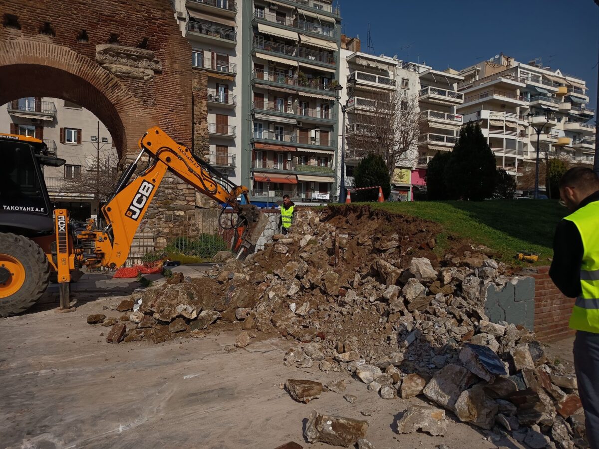 Ο Δήμος Θεσσαλονίκης γκρέμισε τοίχο στην Καμάρα (ΦΩΤΟ)