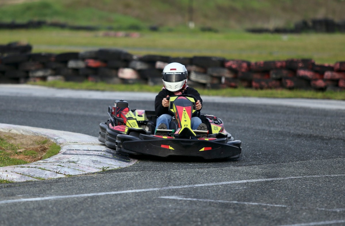 Μήπως τελικά οι γυναίκες οδηγούν καλύτερα από τους άνδρες; Το TheOpinion και η Auteco έχουν τη δική τους άποψη