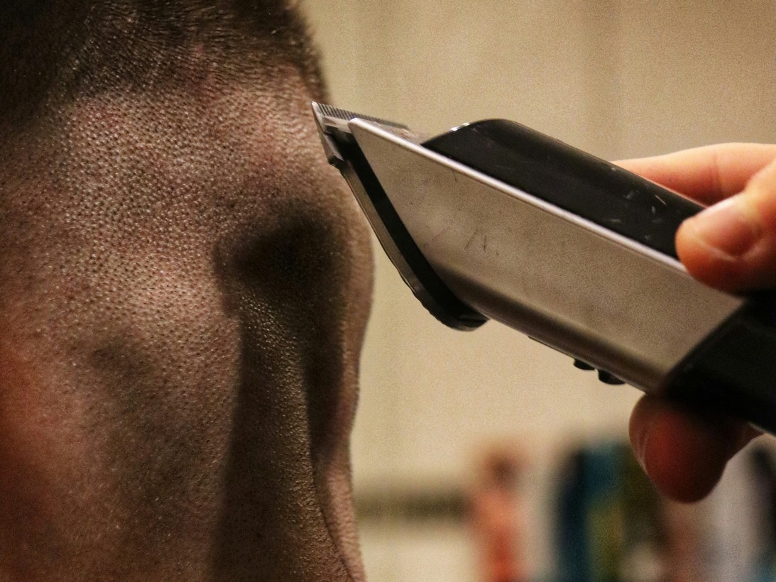 Θεσσαλονίκη: Κούρεψε με την ψιλή την 16χρονη κόρη της επειδή ήταν «άτακτη» – Στο αυτόφωρο η 33χρονη μητέρα