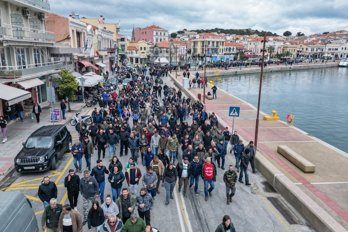 Κτηνοτρόφοι απέκλεισαν το λιμάνι της Μυτιλήνης