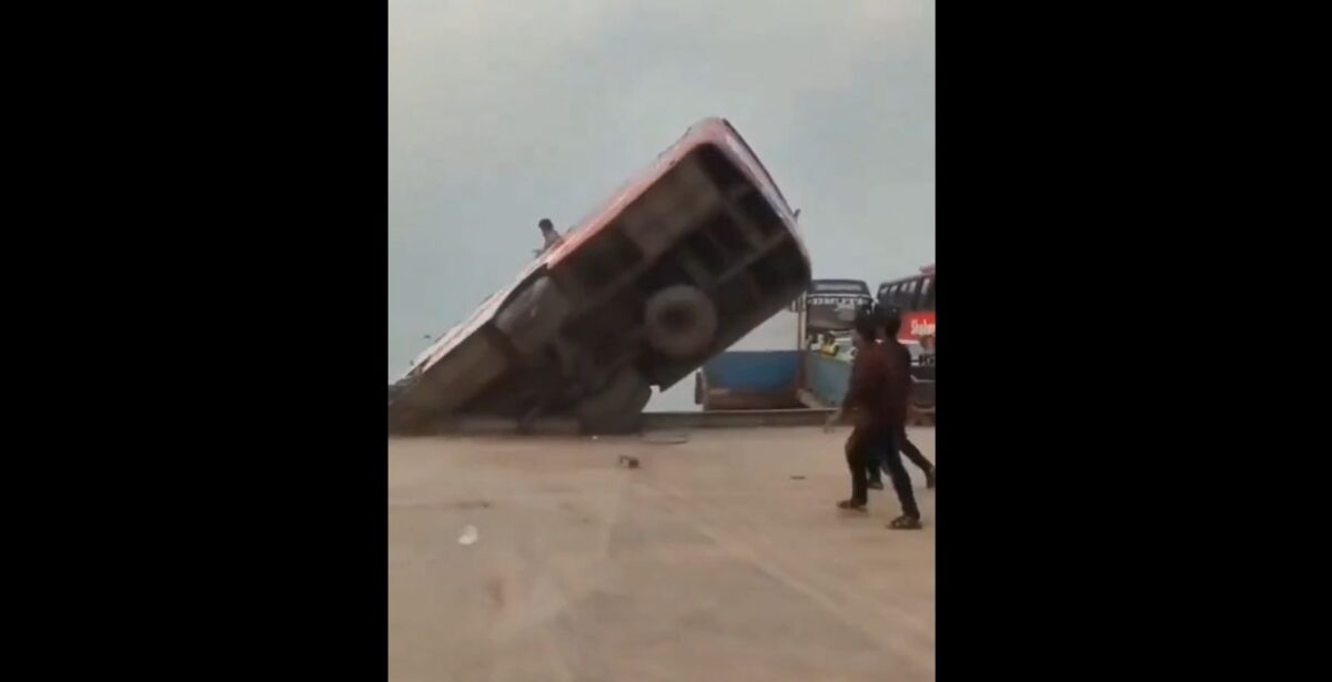 Πολύνεκρο δυστύχημα στο Μπανγκλαντές: 22 νεκροί μετά από πτώση λεωφορείου (VIDEO)