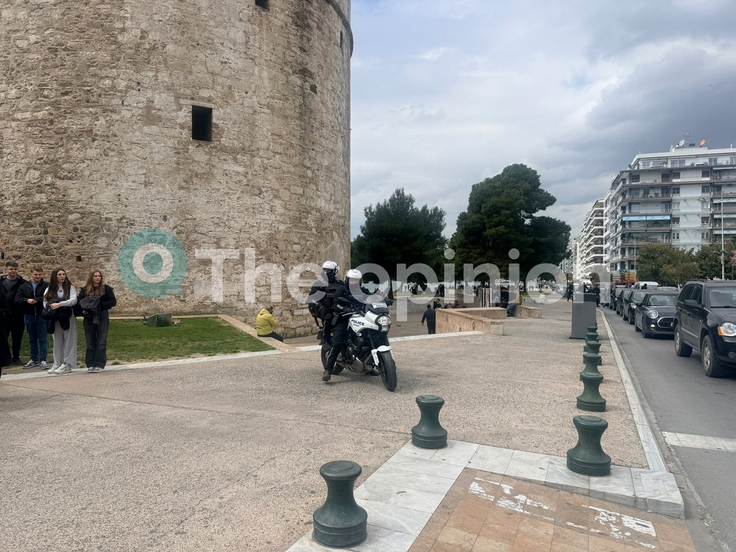 Συναγερμός στη Θεσσαλονίκη: Άνδρας απείλησε να πέσει από τον Λευκό Πύργο
