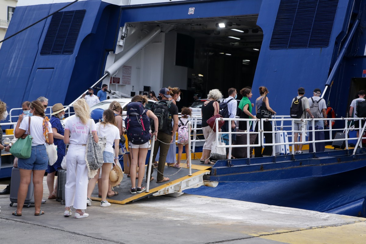 Τρόμος για μαθήτριες εν πλω προς Κρήτη: Γυμνός άνδρας εισέβαλε στην καμπίνα τους (VIDEO)