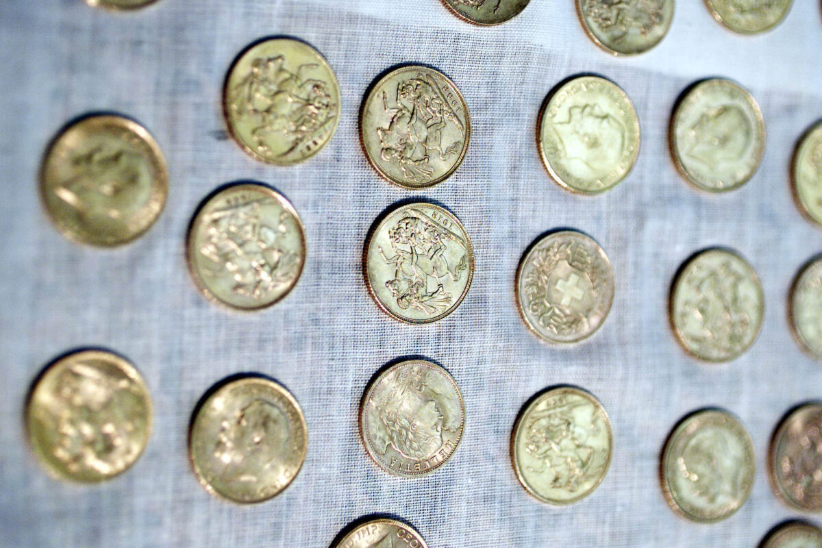 Απατεώνες έπεισαν 72χρονη να βάλει λίρες αξίας 100.000 ευρώ σε λαδόκολλα (VIDEO)