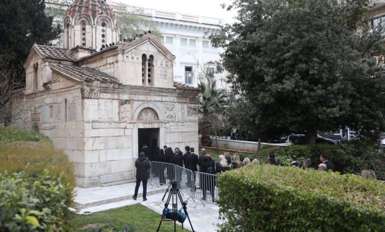 Πλήθος κόσμου στο τελευταίο αντίο στη Μαρινέλλα (ΦΩΤΟ)