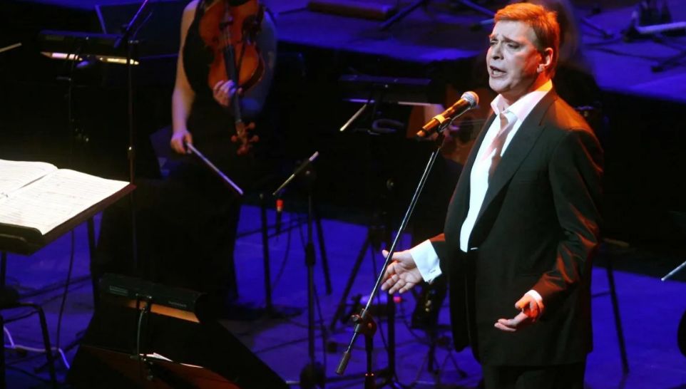 Γιώργος Μαρίνος: Ο πρώτος σόουμαν της Ελλάδας και το θρυλικό «Ciao» – Οι ατάκες και οι μιμήσεις που άφησαν εποχή (VIDEO)