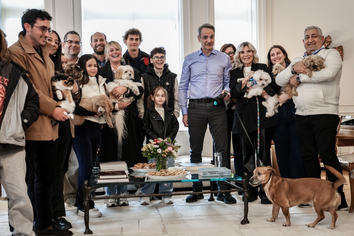 Ο Κυρ. Μητσοτάκης υποδέχτηκε τους Έλληνες που επαναπατρίστηκαν από τη Μ. Ανατολή μαζί με τα ζώα συντροφιάς τους (ΦΩΤΟ)