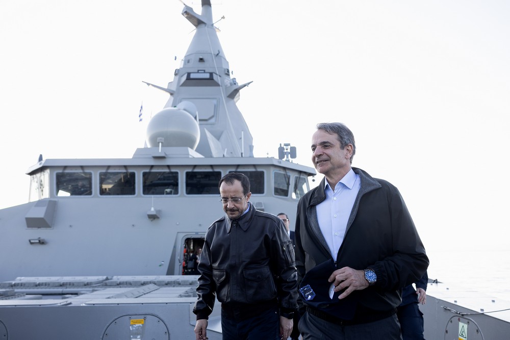 Επίσκεψη Μητσοτάκη-Χριστοδουλίδη στη φρεγάτα «Κίμων» – «Eίμαστε εδώ για ό,τι χρειαστεί»