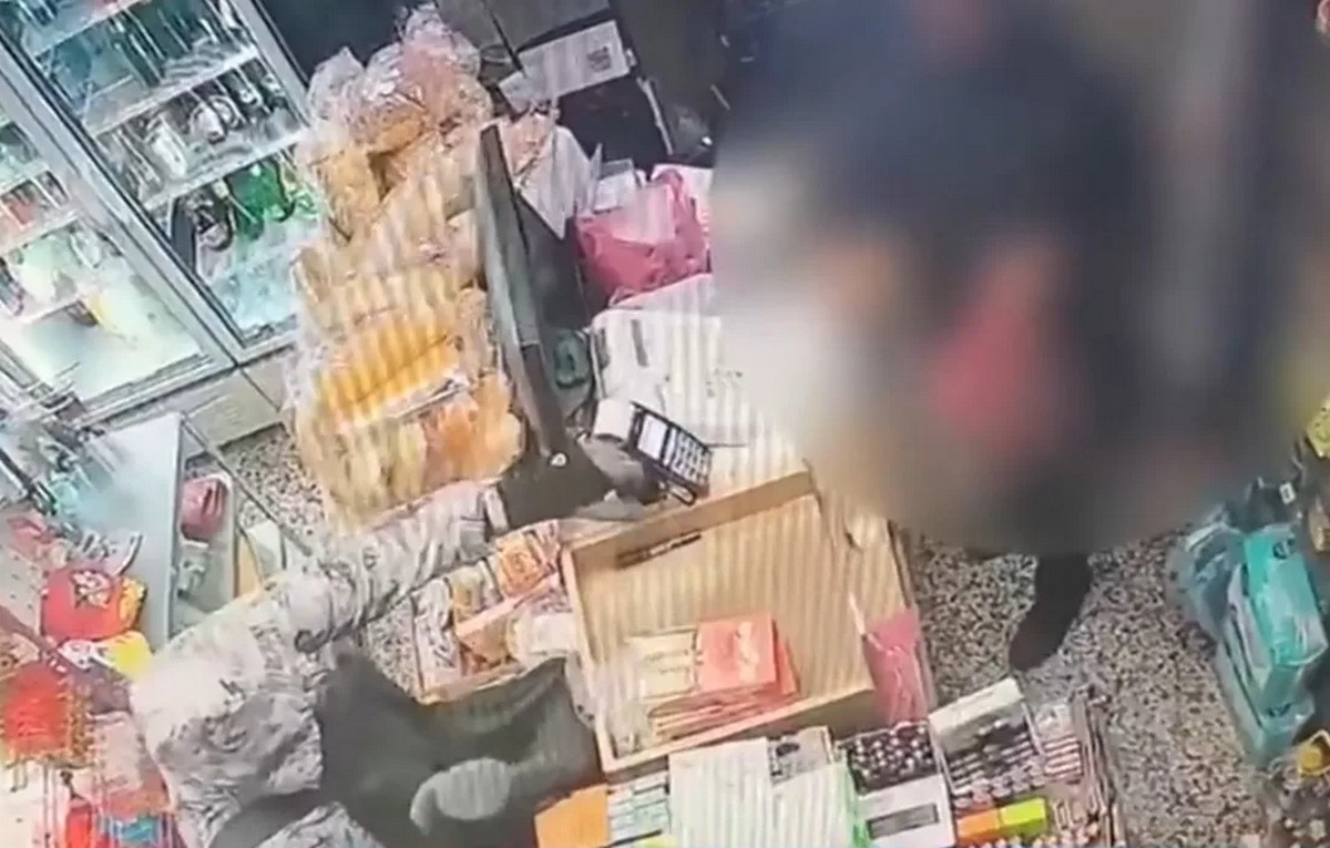 Θεσσαλονίκη: Στιγμές τρόμου για υπάλληλο – Τον απείλησε με κατσαβίδι για να ανοίξει το ταμείο (VIDEO)