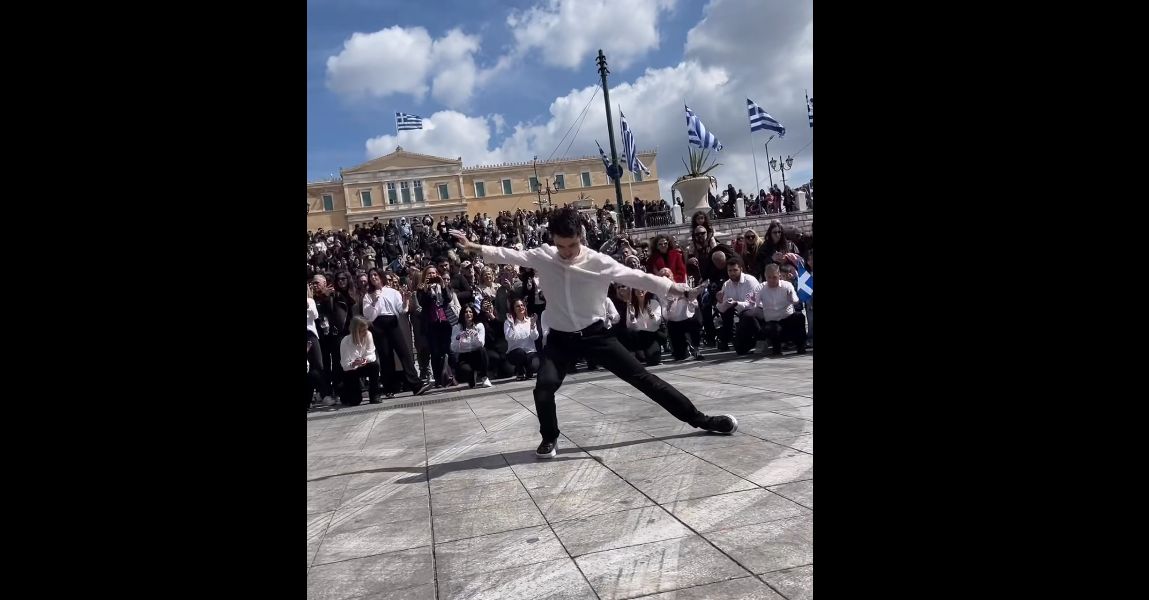 Νεαρός χόρεψε ζεϊμπέκικο στο Σύνταγμα και έγινε… viral (VIDEO)