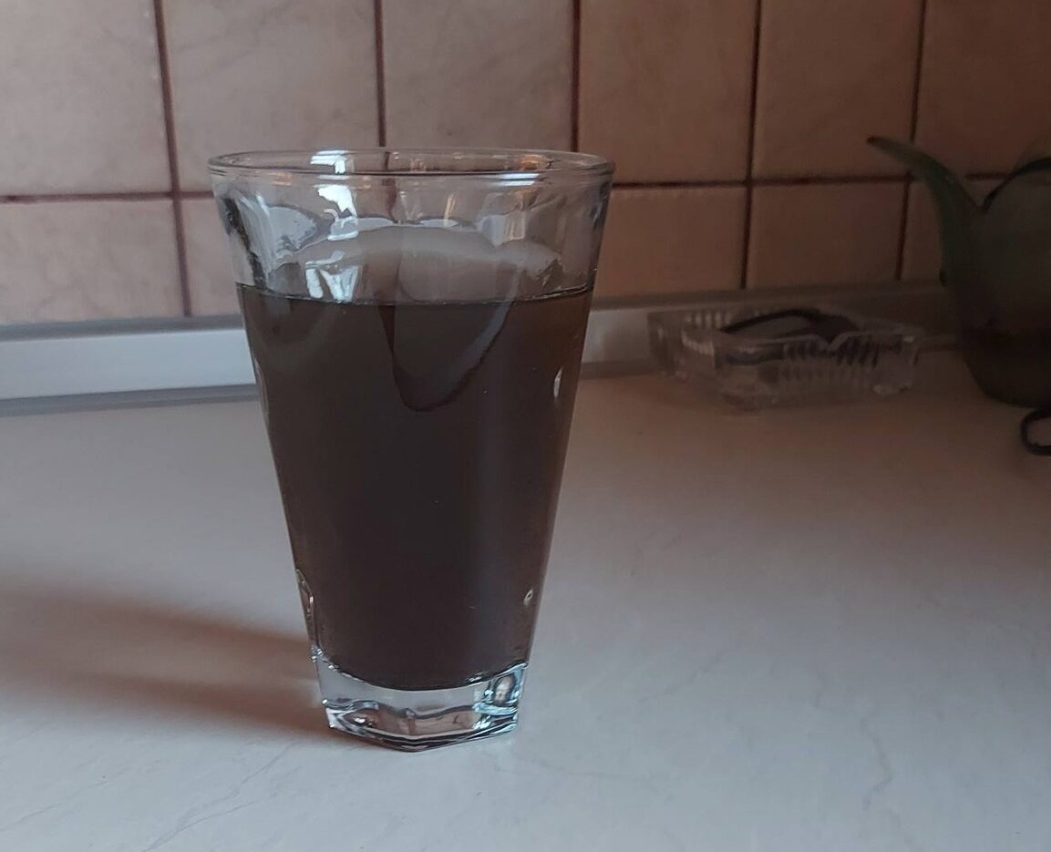 Θεσσαλονίκη: Μαύρο νερό στις βρύσες του Αξιού – Αγανάκτηση κατοίκων (ΦΩΤΟ)