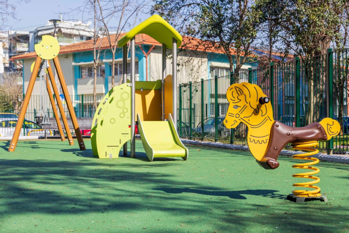 Σε λειτουργία δύο ανακαινισμένες παιδικές χαρές στη Θεσσαλονίκη