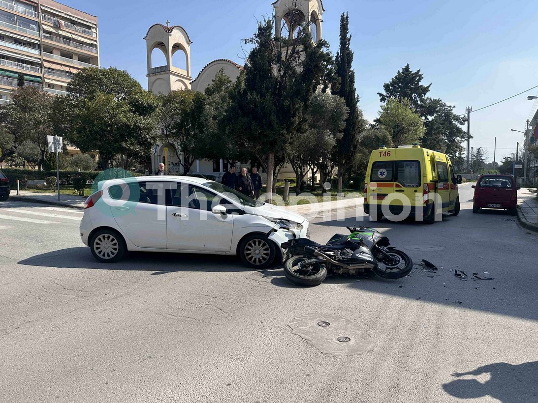 Θεσσαλονίκη: Σύγκρουση ΙΧ με μηχανή – Τραυματίστηκε η αναβάτης (ΦΩΤΟ)