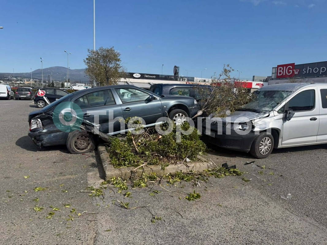 Τροχαίο σε πάρκινγκ στη Θεσσαλονίκη – Ηλικιωμένος οδηγός προσέκρουσε σε εννέα οχήματα – Δύο τραυματίες (ΦΩΤΟ)
