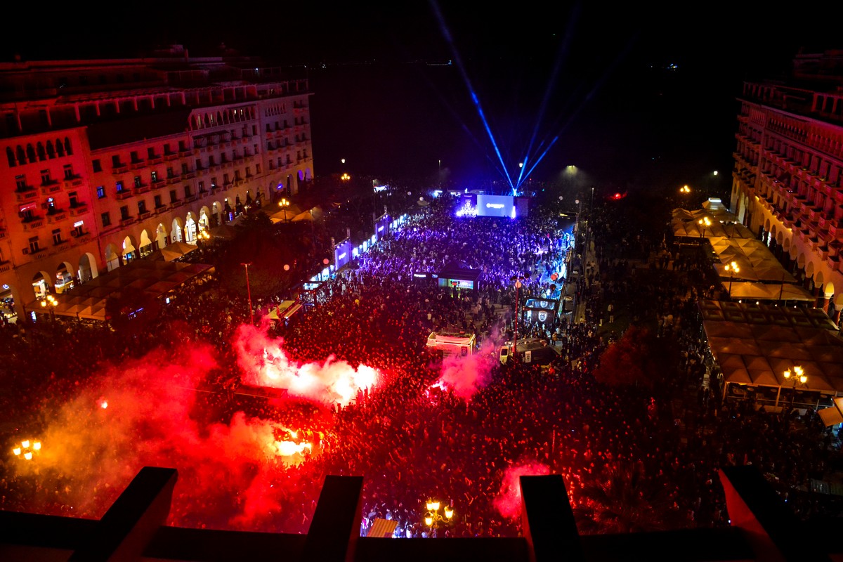 Εντυπωσιακές εικόνες από τον ουρανό της Θεσσαλονίκης για τα 100 χρόνια του ΠΑΟΚ (ΦΩΤΟ-VIDEO)