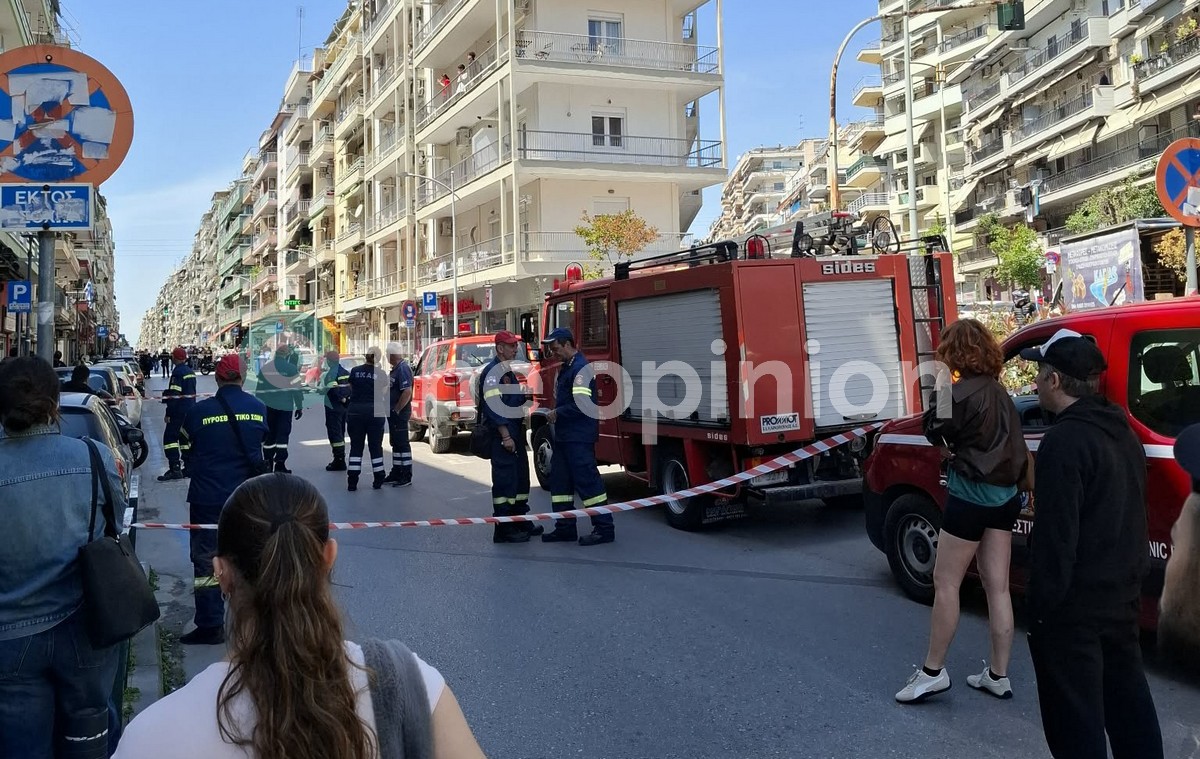 Αναστάτωση στο κέντρο της Θεσσαλονίκης – 20χρονος σε μπαλκόνι ζητά βοήθεια (ΦΩΤΟ+VIDEO)