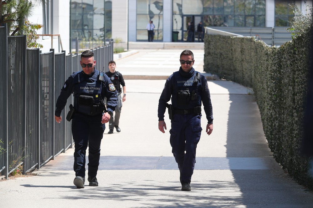 Παραμένει άφαντος ο 89χρονος που πυροβόλησε και τραυμάτισε πέντε άτομα σε ΕΦΚΑ και Εφετείο – Βίντεο μετά την επίθεση