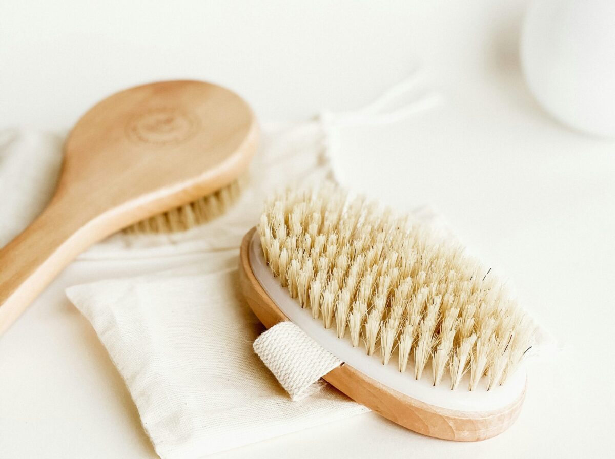 Dry brushing: Η τεχνική ευεξίας που επιστρέφει δυναμικά στη ρουτίνα περιποίησης