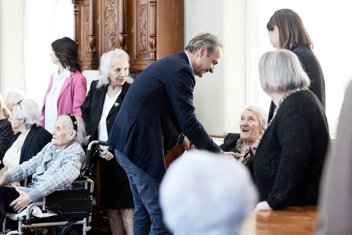 Επίσκεψη Μητσοτάκη στο Γηροκομείο Αθηνών: Στόχος να επισκευάσουμε όλα τα κτήρια και να φιλοξενούνται 500 άτομα