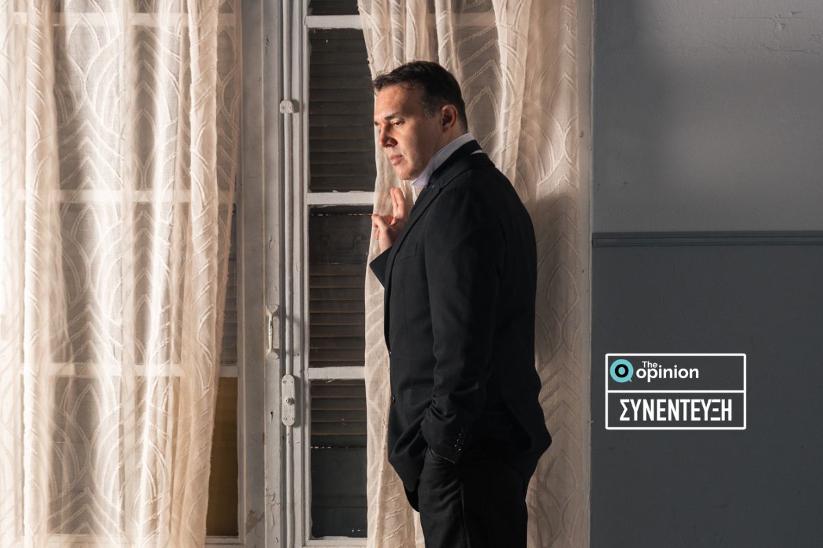 Κωνσταντίνος Κυριακού στο TheOpinion: «Η τέχνη οφείλει να ξεμπροστιάζει τα πράγματα»