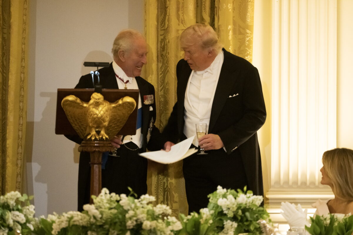 Ο Κάρολος «την είπε» στον Τραμπ: «Αν δεν ήμασταν εμείς, θα μιλούσατε γαλλικά» (VIDEO)