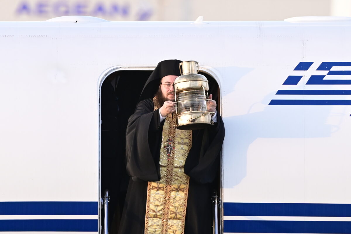 Αγιο Φως: Με ειδικές πτήσεις η μεταφορά του – Πότε θα φτάσει στη Θεσσαλονίκη