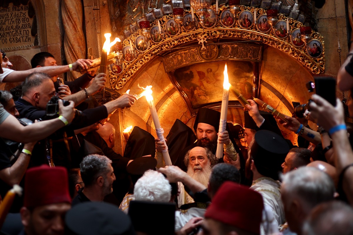 Γιατί αποκλειστικά και μόνο ο Ορθόδοξος Πατριάρχης βγάζει το Άγιο Φως από τον Πανάγιο Τάφο;