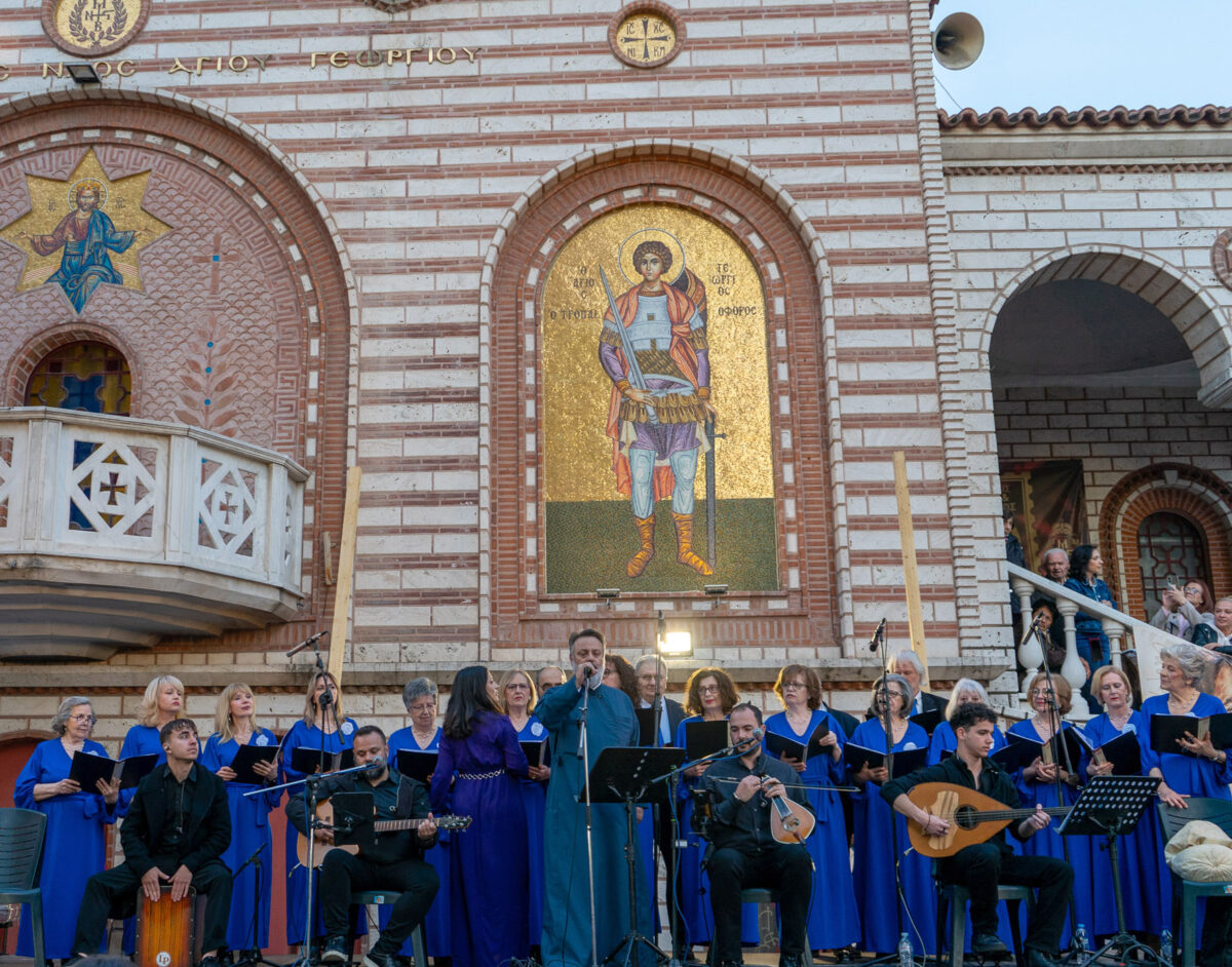 Με λαμπρότητα και θρησκευτική κατάνυξη τιμήθηκε ο πολιούχος της Νεάπολης Άγιος Γεώργιος (ΦΩΤΟ)