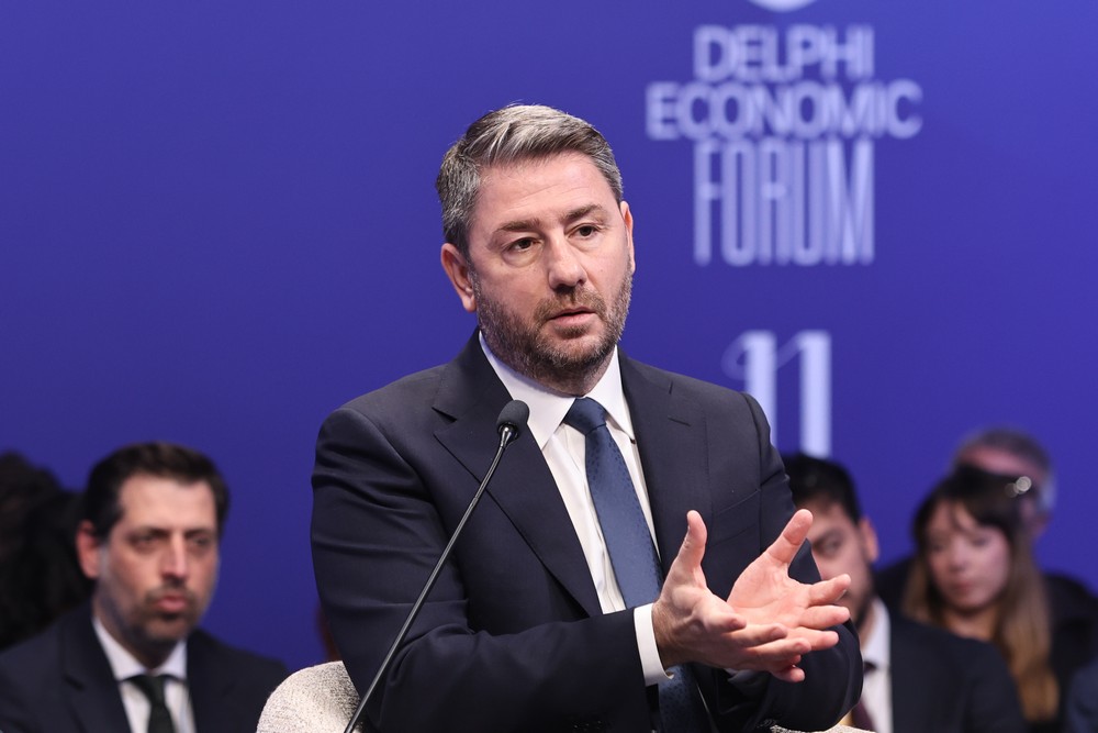 Ανδρουλάκης από το 11ο Φόρουμ των Δελφών: Ποιος θέλει συναίνεση σε δημόσια θέα και ποιος συμφωνίες κάτω από το τραπέζι;