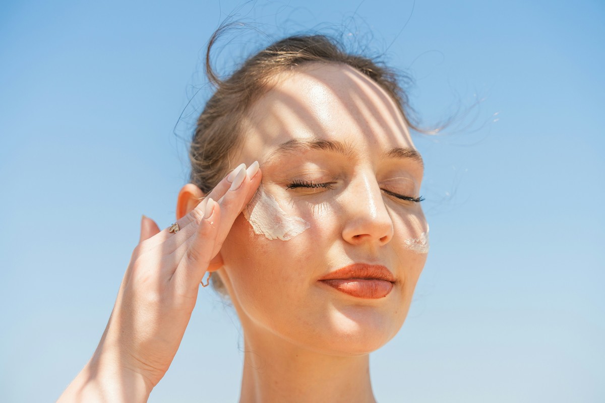 Η μία συνήθεια που προστατεύει το δέρμα από τη γήρανση, σύμφωνα με τους ειδικούς