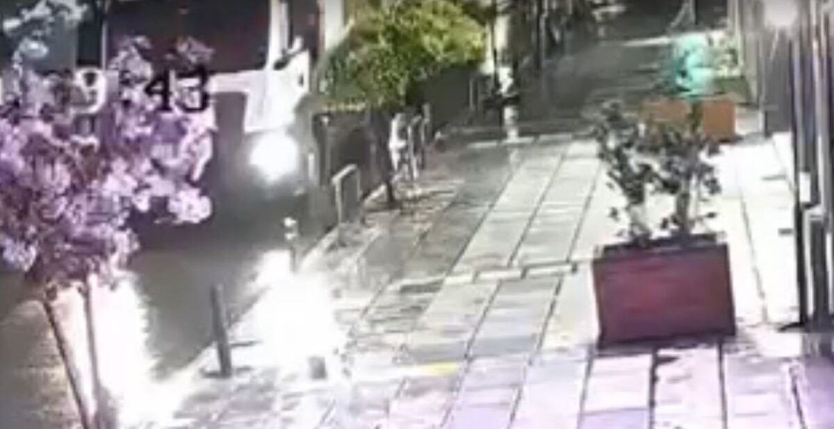 Η στιγμή που οι εργαζόμενοι της καθαριότητας αντιλαμβάνονται άνθρωπο μέσα στο απορριμματοφόρο (VIDEO)