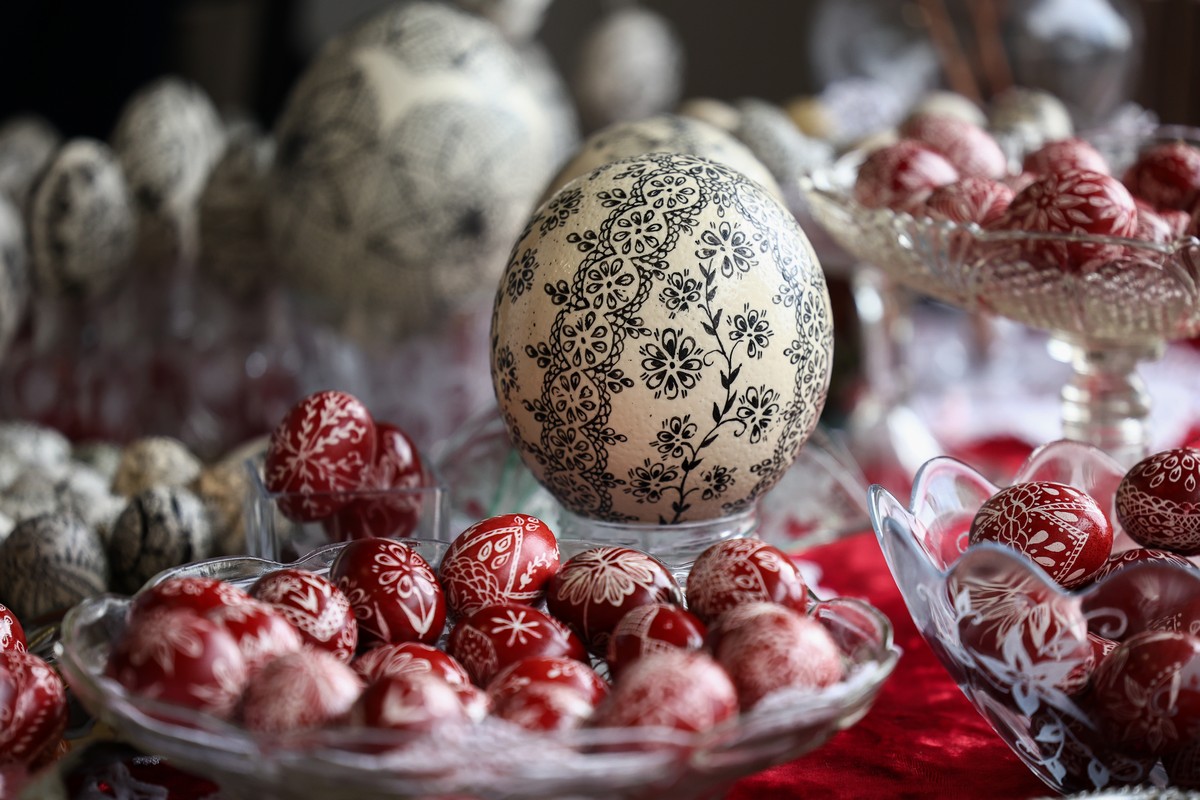 Πασχαλινά αβγά με κερί – Η γυναίκα που αναβιώνει το έθιμο Περδίκα μαθαίνει την τέχνη σε ΚΑΠΗ (ΦΩΤΟ)