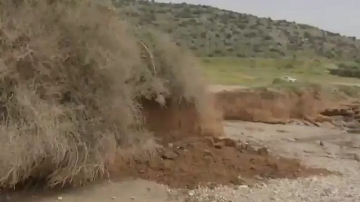 Δραματική διάσωση πατέρα και γιου που καταπλακώθηκαν από χώματα σε παραλία (VIDEO)