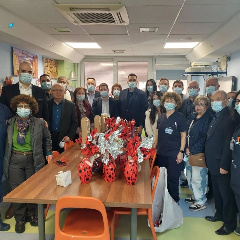 Λαμπάδες και δώρα μοίρασε η Δ.Ε.Ε.Π ΝΔ Α’ Θεσσαλονίκης στα παιδιά που νοσηλεύονται σε Ιπποκράτειο και Γεννηματά