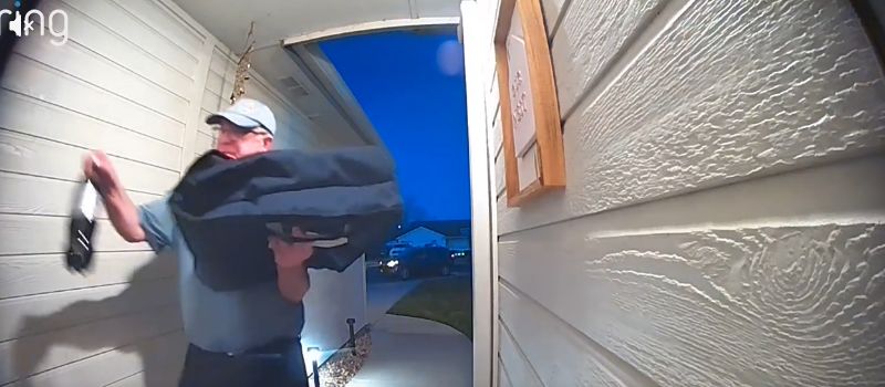 Μία πράξη καλοσύνης άλλαξε τη ζωή διανομέα (VIDEO)