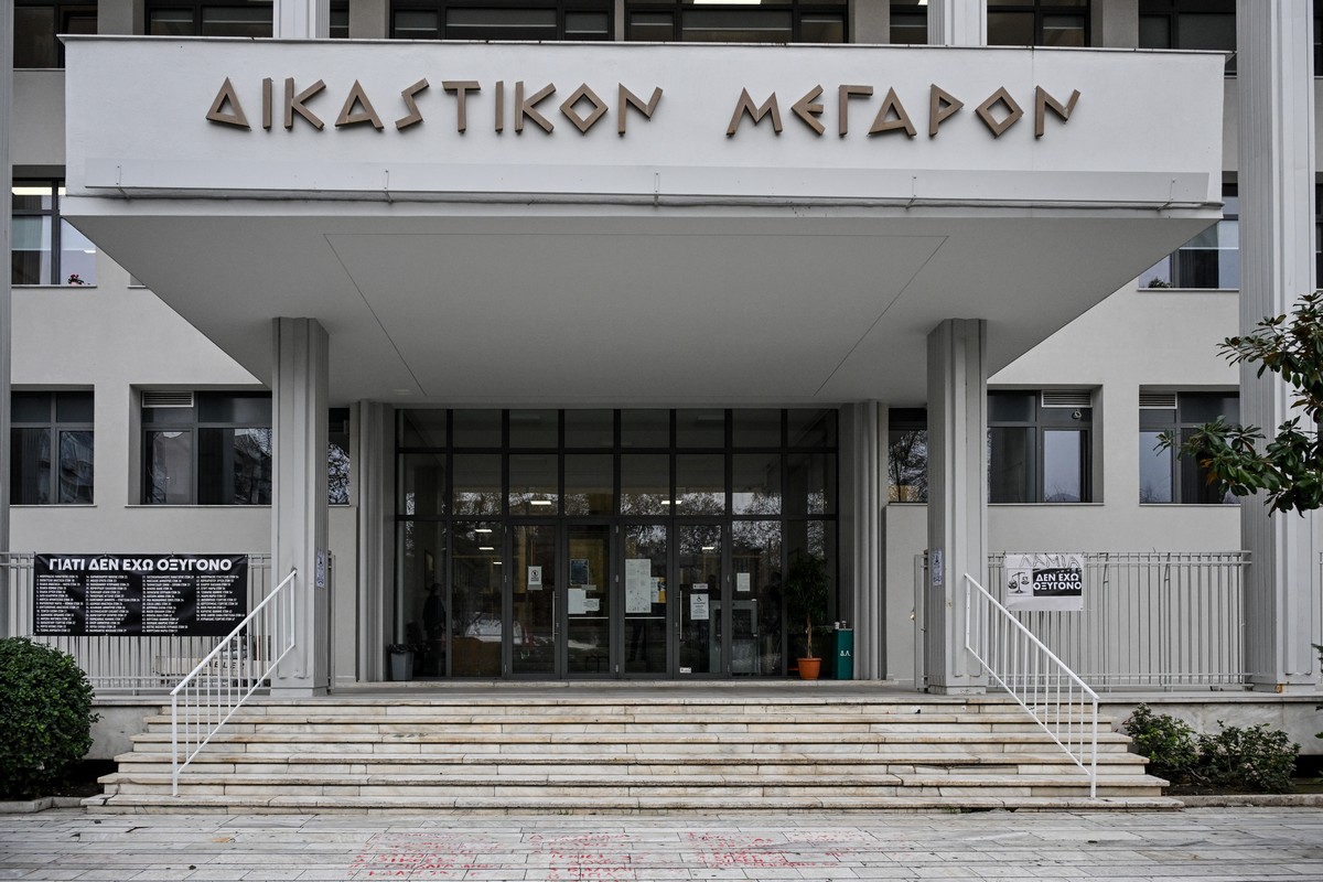 Τέμπη: Διεκόπη η δίκη για τα βίντεο έως την εξέταση της αποχής της προέδρου – Κορυφώνεται η ένταση στη Λάρισα