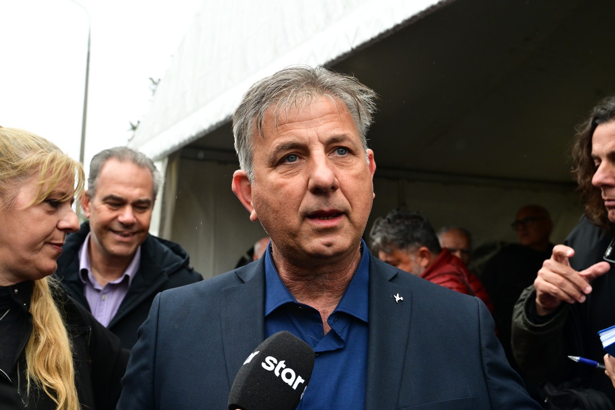 Συγκλονίζει ο πατέρας μοναδικού επιζώντα από το πρώτο βαγόνι στα Τέμπη – «Ο Γεράσιμος δίνει μάχη με πόνους φρικτούς» (VIDEO)