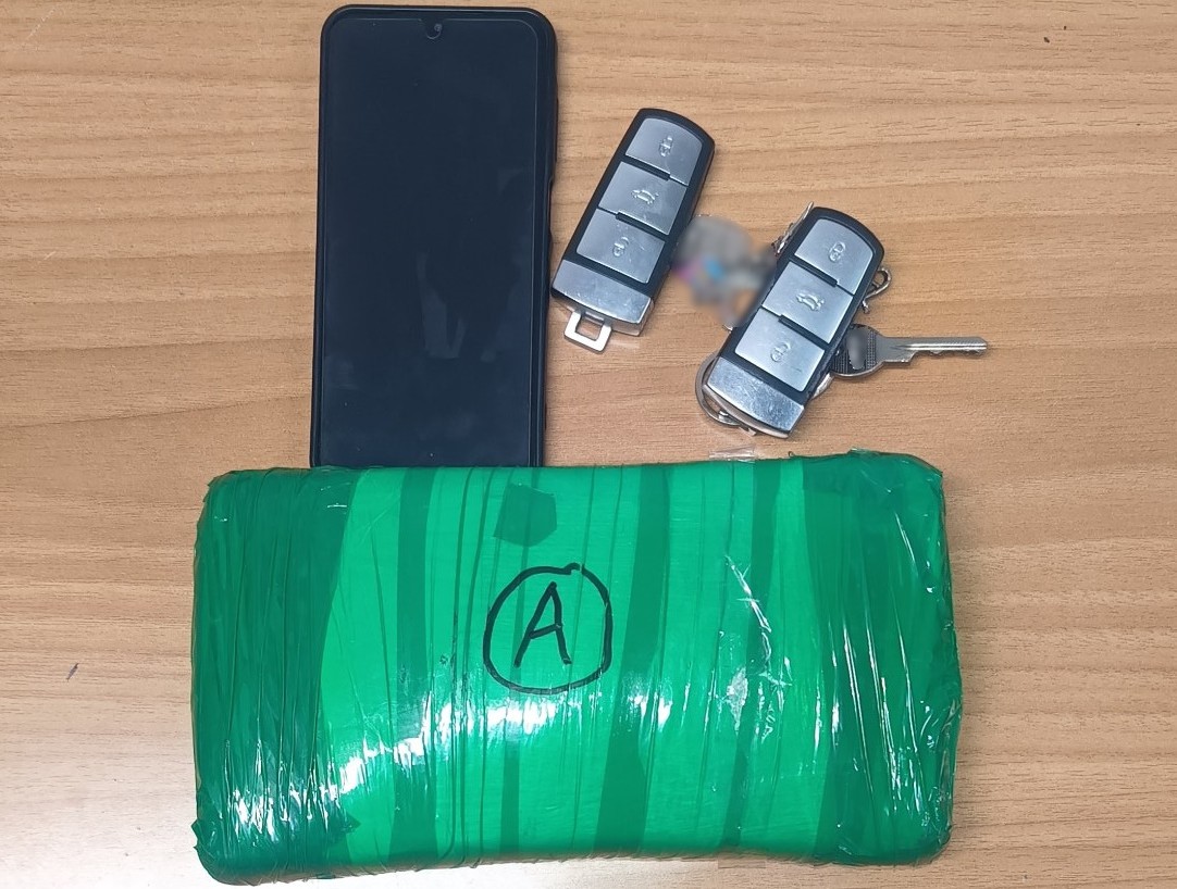 Θεσσαλονίκη: Αστυνομικός σκύλος «ξετρύπωσε» ναρκωτικά από πορτμπαγκάζ αυτοκινήτου (VIDEO)