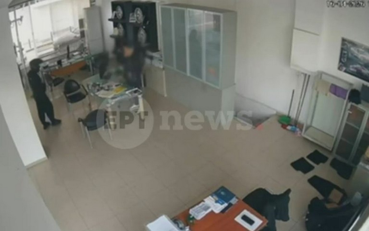 Καρέ – καρέ η στιγμή που κρανοφόρος εκβιάζει επιχειρηματία στη Θεσσαλονίκη (VIDEO)