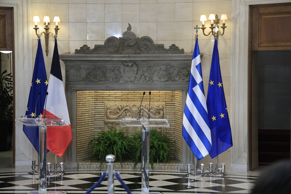 Τα ελληνογαλλικά μηνύματα και δύο εν δυνάμει κόμματα στα σημερινά (27/4) πρωτοσέλιδα