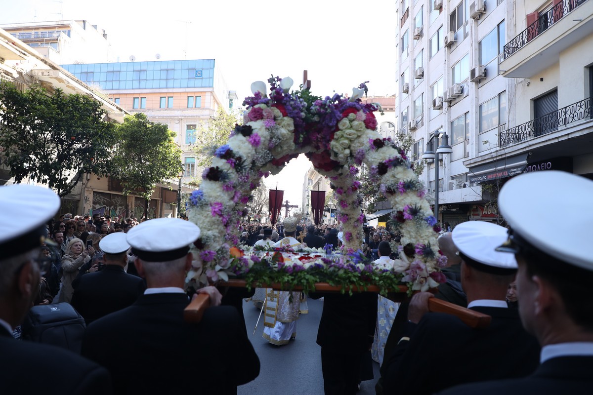 Θεσσαλονίκη: Πλήθος κόσμου στην περιφορά του Επιταφίου του Αγίου Μηνά (ΦΩΤΟ)